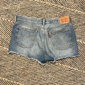 Vintage Levi’s Cut-off Light wash Jean shorts sz 32